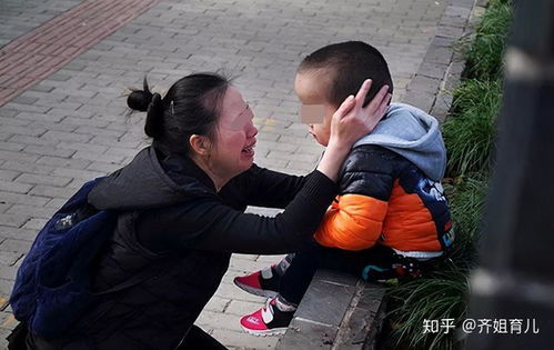 女儿被龙虾夹手哭着喊“妈妈抱抱”