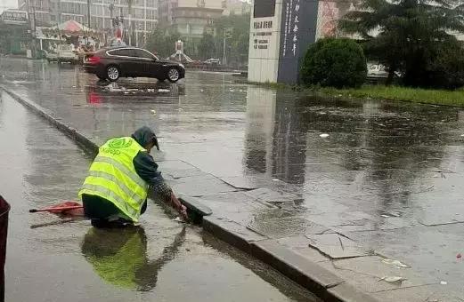 风雨中的无奈，5层楼因暴雨垮塌，房主在外挣装修钱